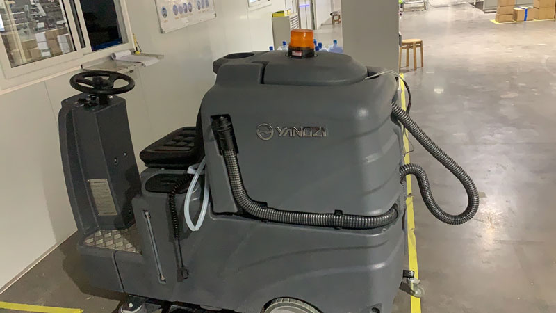 使用駕駛式洗地機提高您的企業生產力 使用駕駛式洗地機提高您的企業生產力