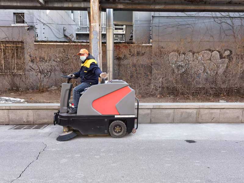 何時使用駕駛式掃地機清潔您的商業機構 何時使用駕駛式掃地機清潔您的商業機構