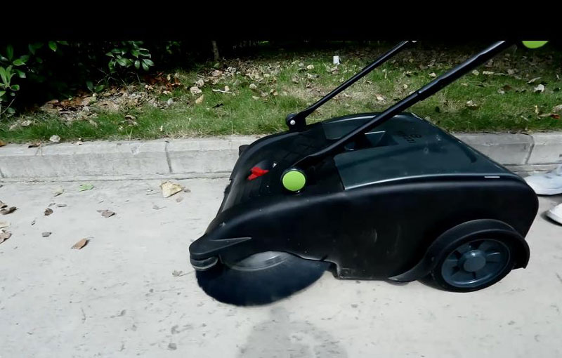 使用工業(yè)清掃機清潔校園 使用工業(yè)清掃機清潔校園