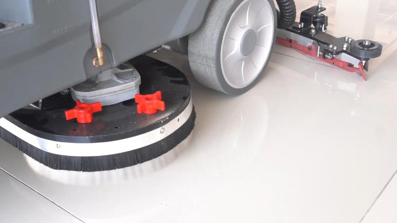 為什么選擇駕駛式洗地機或掃地機?卓越、經濟高效的清潔 為什么選擇駕駛式洗地機或掃地機?卓越、經濟高效的清潔