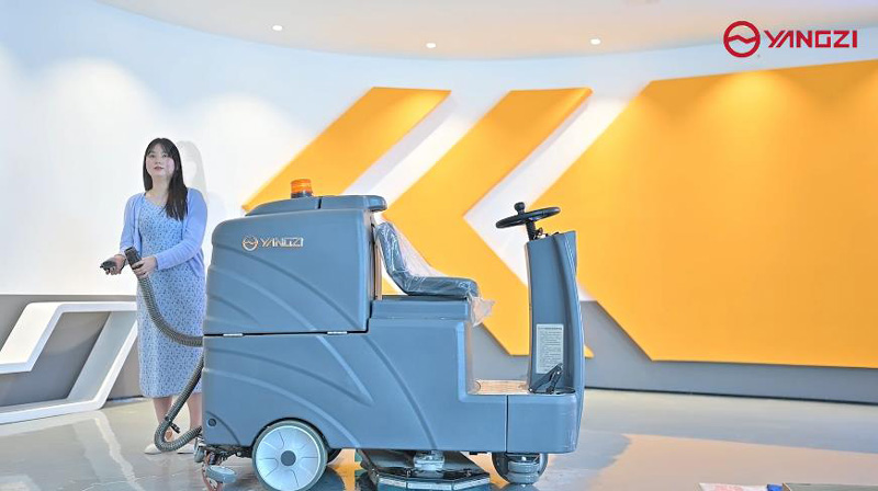 適用于您的洗地機的最佳地板清潔化學品 適用于您的洗地機的最佳地板清潔化學品