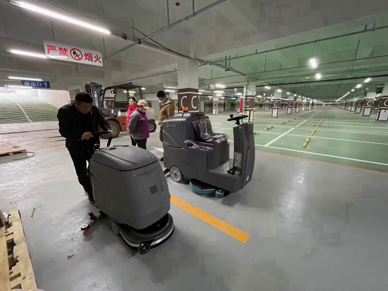 采用電池式全自動洗地機，易于清潔消毒，節省時間和人工成本！