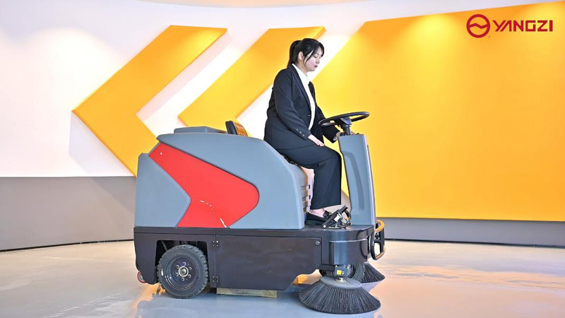 小型掃地車讓我們更加快捷的完成工作! 小型掃地車讓我們更加快捷的完成工作!