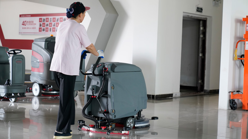 地板清潔變得簡(jiǎn)單 - 手推式洗地機(jī) 地板清潔變得簡(jiǎn)單 - 手推式洗地機(jī)