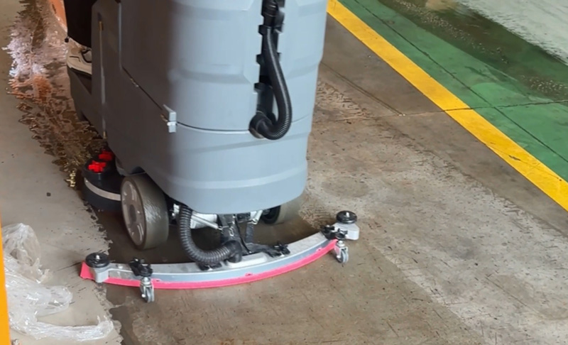 駕駛式洗地機怎樣使用方法